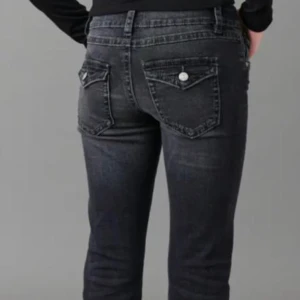 Low waist bootcut jeans - HELT NYA!! Har lappen kvar till och med. Mörk gråa lågmidjade jeans med snygga fickor. Helt oanvända. Köpte nyss och de passade ej.