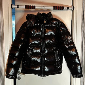 Moncler Maya Puffer Jacka - Helt ny, oanvänd. Storlek M, NFC fungerar. Allt som visas på bilderna. Man skicka fler bilder ifall behövs.