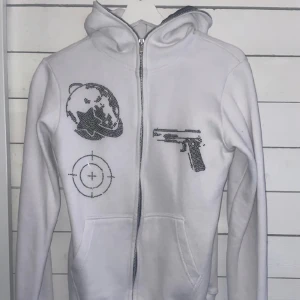 Fin hoodie - Säljer min fina diamant zip up hoodie i str S men skulle passar nog lika bra på xs💕 Använd men i bra skick!