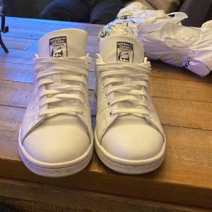 Stan smith skor - storlek 40, knappt använda. Färgen är vit och mörkblå. Lådan följer inte med.Priset är diskuterbart vid en snabb affär