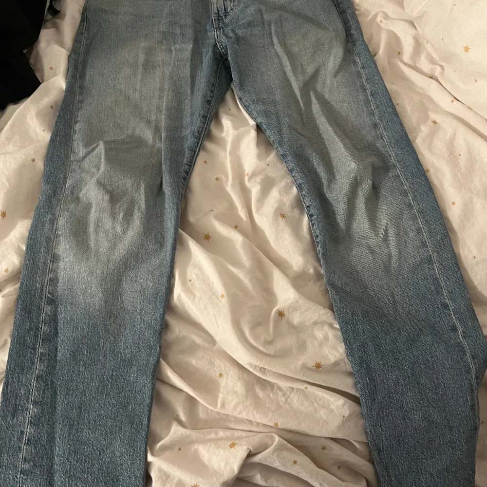 Säljer nu mina Ljusblå Levis Jeans.  Storlek W 32. L 32.  Modell 502 Jeansen har inga hål eller defekter. De är köpta på Levis butiken. Skriv för fler bilder.. Jeans & Byxor.