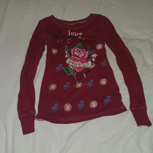 Långärmad tröja - 2000s långärmad tröja. Använd ett fåtal gånger 😊