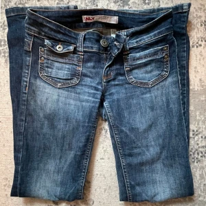 Only Jeans - Säljer mina fina jeans från Only💖, med fickor fram och bak. Jensen är lågmidjade, den är i fin skick men lite slitet vid nedre bakdel. Jag är 161 och den får plats på mig men lite lång. Den är i storlek 32-36 står det. Vid flera bilder/frågor skriv.
