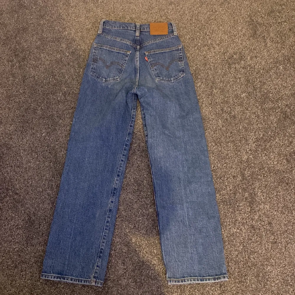 Säljer dessa Levis jeans. Dem är gamla men i bra skick. De heter ribcage straight. Nypris är 1000kr. Skriv privat för flera frågor eller bilder💕. Jeans & Byxor.