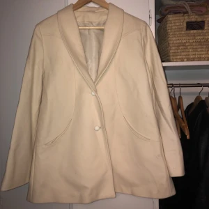 Jacka - I bra skick. Naturvit