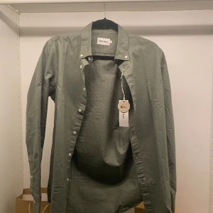 EAST WEST skjorta grön - Grymt snygg helt ny EAST WEST skjorta från Brothers, lapp kvar köpt för 699. Hör av er vid funderingar