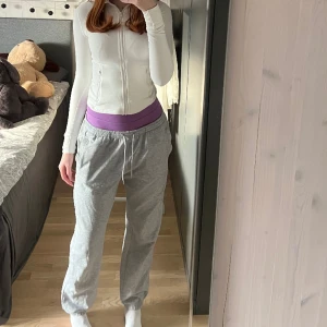 Mjukisbyxor  - Gråa mjukisbyxor i fint skick, mid waist 