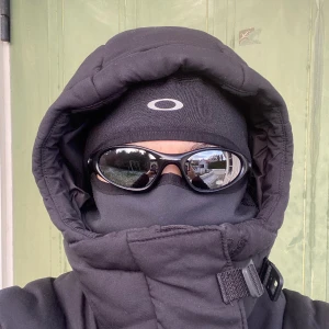 Oakley balaclava - Oakley balaklava (skull label dsvdv). Skick: tipptopp vintage condition - knappt märkbart slitage på loggan men de lallish. Nät vid munnen för optimal lufttillförsel. Onesize herrstorlek (stor på mig som inte är en herre) 🥂