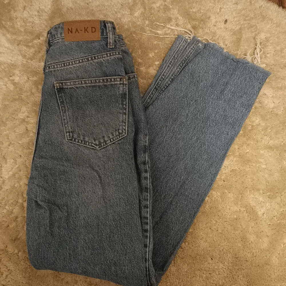 Ett par straight 90's jeans som har en bra passform, endast testad. Jättefin färg!💙. Jeans & Byxor.