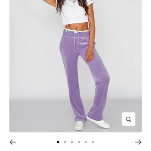 Juicy byxor - Nån som vill byta dessa lila juicy byxor strl S mot ett par rosa strl S ? Jag har oxå jackan strl Xs till om det är intressant, om du har bara byxorna och inte en rosa tröja kan du hitta något annat( lika värt) som du är villig att byta med❤️