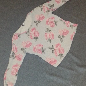 Blommig tröja divided strl S - Superfin blommig tröja i strl S. Divided. Bra skick :) 