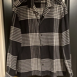 Overshirt - Snygg rutig flanellskjorta från smog i storlek L  100% Bomull