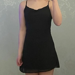 Klänning - Klänning med öppen rygg från HM, är anänd en gång och är i bra skick. Knyts bak och har dragkedja på sidan. Klänningen är i storlek 36. Pris kan diskuteras