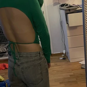 Rygglös blus - Fin grön blus utan rygg, säljes på grund av att jag ej använder den 