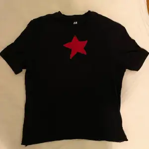 Snygg t-shirt som jag själv sytt på en stjärna på🙏 den svarta tshirten är alltså från hm men inte själva stjärnan👌👌