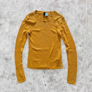 Gul långärmad tröja - En fin top från H&M i storlek XS. I fint skick. För fler bilder eller mått kontakta mig ✨