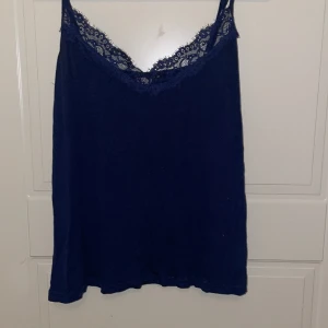 Linne  - Superskönt marinblått spetslinne. Kan både användas som byjamasöverdel men också i vardagen💕💕Linnet är i storlek L men passar även mindre. Jag brukar vara S. Köparen står för frakt 🔥