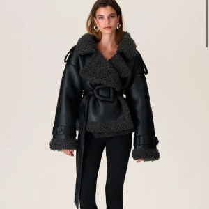 Adoore jacka - Säljer denna adoore jacka i storlek S, använd 3-5gånger, som ny! Nypris 2 995