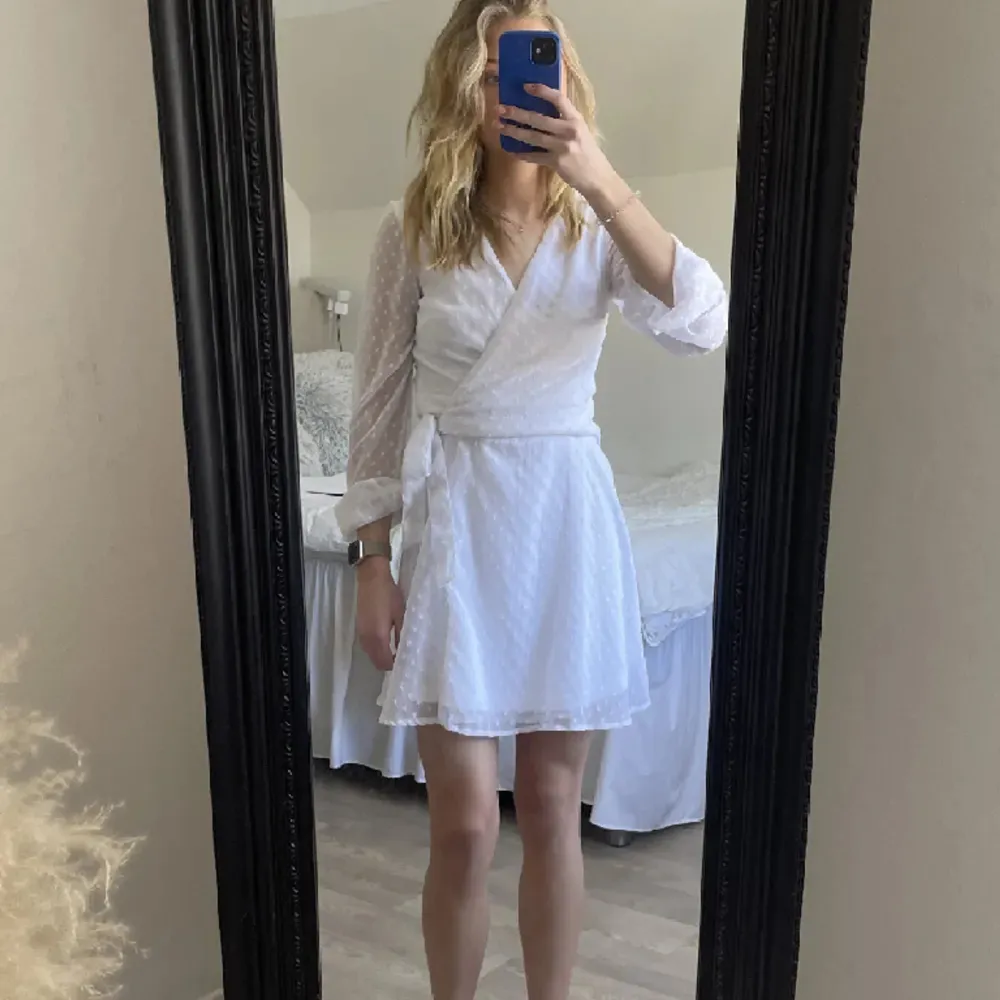 Super fin vit klänning, endast använd en gång!🥰. Klänningar.
