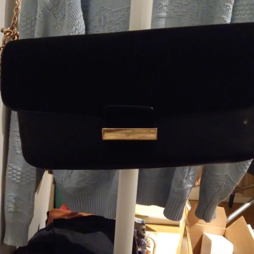En svart väska som är jätte fin däremot lite rostig vid kedja.. Väskor.