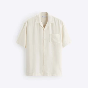 Linneskjorta - Snygg linneskjorta  Bra skick  Endast provad en gång   Köpt för 500  Pris ej hugget i sten