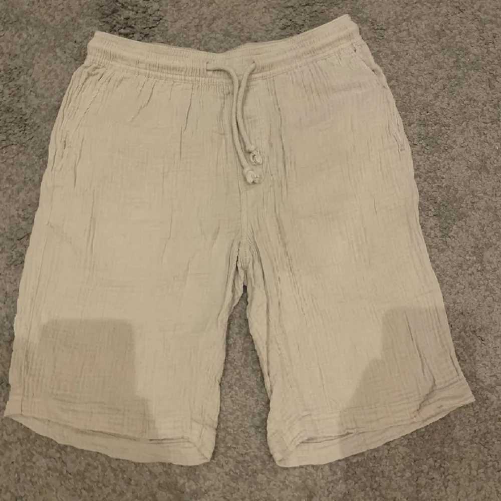 Säljer mina fina shorts från Smog, det är storlek XS i herr, passar 160-165. Har inga synliga tecken på användning och är i mycket fint och skönt material. Vid frågor eller funderingar kring shortsen, hör gärna av dig✅. Shorts.