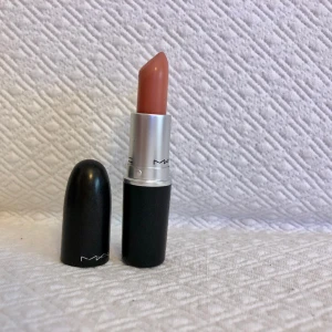 Mac Läppstift Honeylove - Endast testad en gång , köpt för en månad sedan 