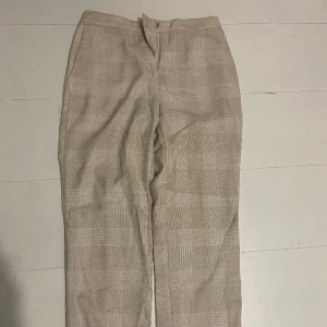 kostymbyxor - säljer jättefina raka kostymbyxor ifrån h&m i strl 34, bra skick🫶
