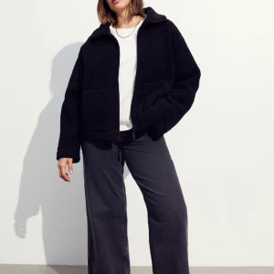 Svart Teddyjacka 🖤 - Svart Teddyfleece från H&M🖤 Använd max tre gånger så i väldigt bra skick😊