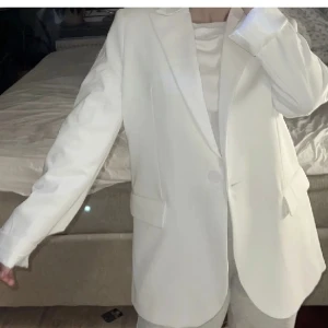 Vit kavaj - Vit kavaj med prislapp. Oversized så passar en 36