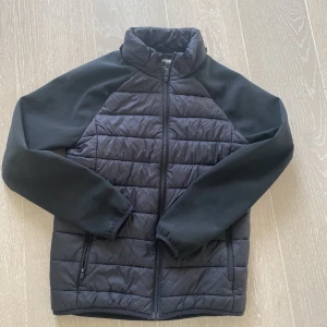 Jacka - En tunn Everest jacka som jag säljer. Den är i fint skick och jag säljer för 150 + frakt🥰
