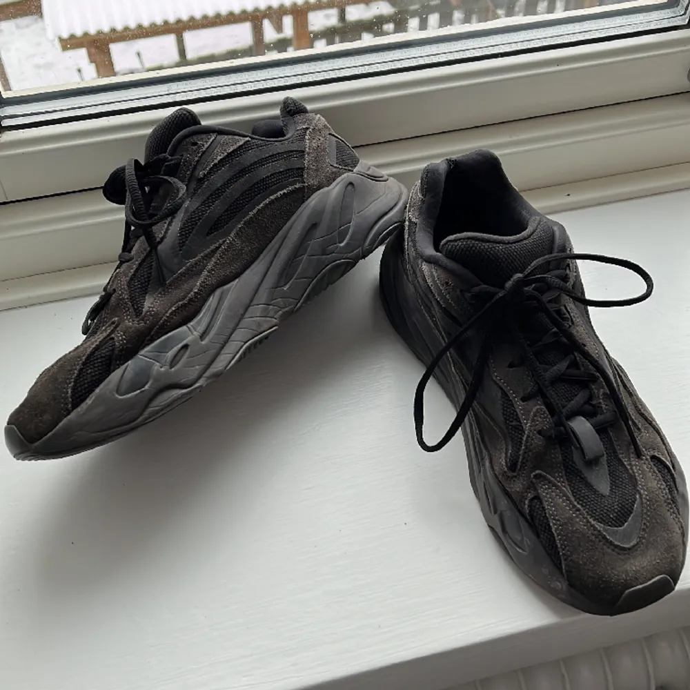 Säljer ett par yeezy 700, använda en hel del men ändå schysst skick.  Hör av er vid frågor!. Skor.