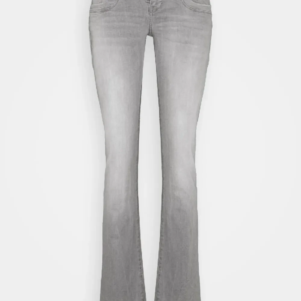 SÖKER dessa gråa Ltb jeansen i modellen valerie. Kan även tänka mig att köpa i storlek 26/32. Skriv till mig om ni säljer!!💞. Jeans & Byxor.