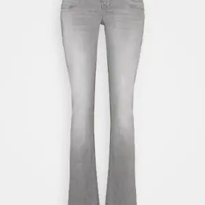 SÖKER dessa gråa Ltb jeansen i modellen valerie. Kan även tänka mig att köpa i storlek 26/32. Skriv till mig om ni säljer!!💞