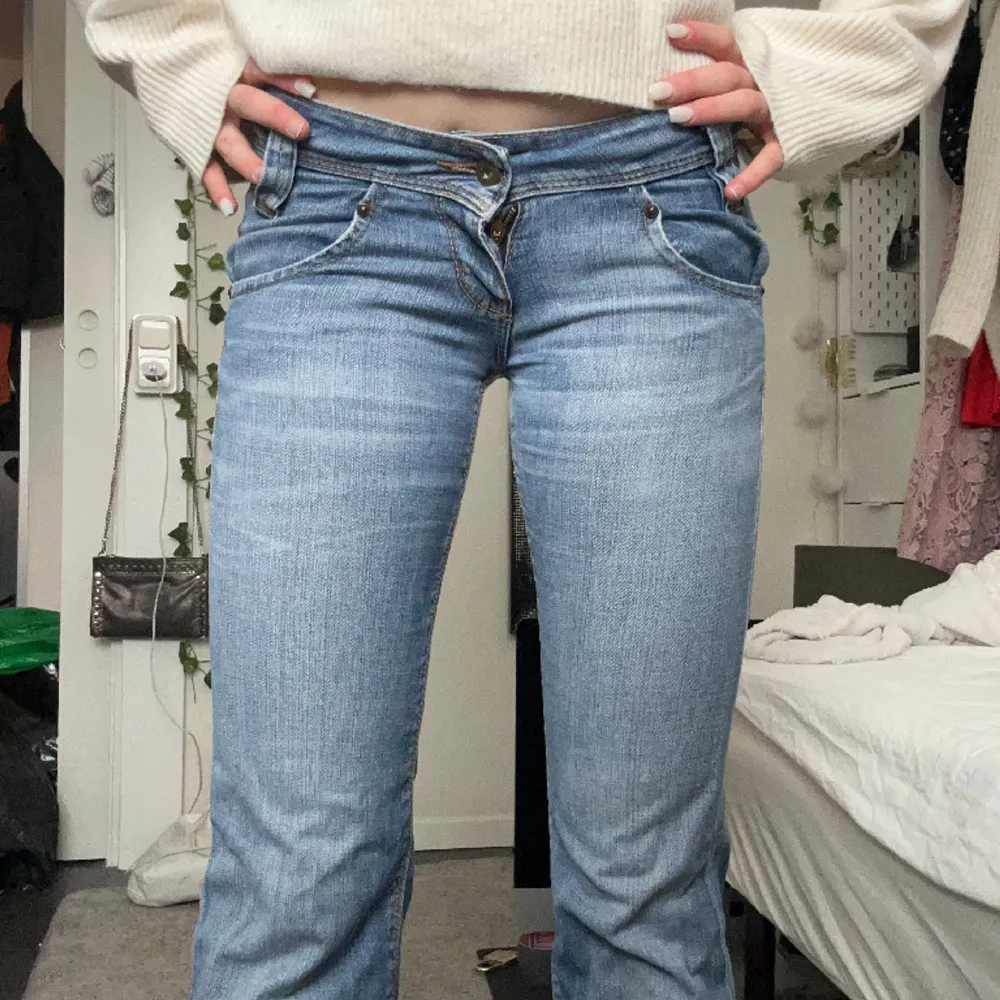 Såå snygga bootcut lågmifjade jeans från Lee✨Står inte storlek men sitter som en 24 i midjan. Jag är 167 o de går ner till marken på mig så kanske 32 i längden🥰Skriv till mig innan ni använder köp nu! . Jeans & Byxor.