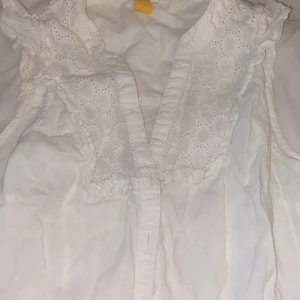 Blus  - Lite skrynklig då den inte kommer till användning men annars jätte fin å härligt material 