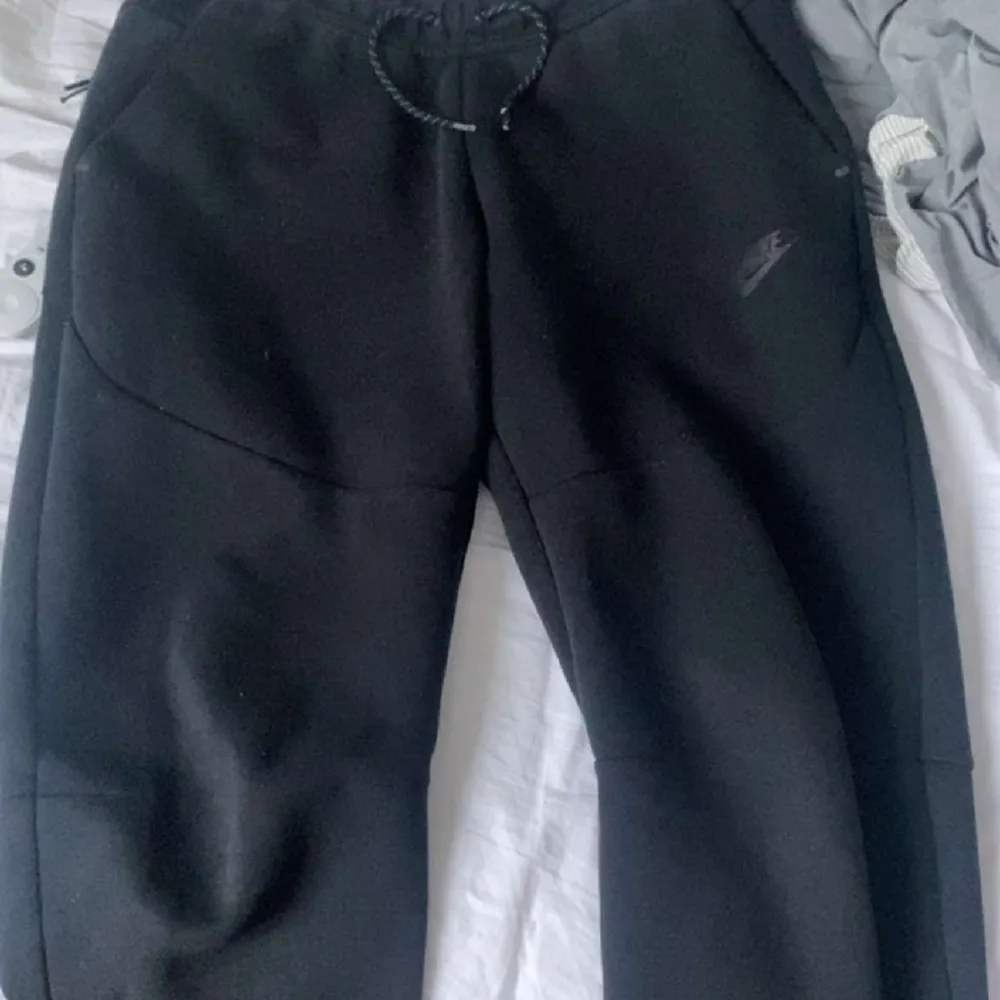 Svarta tech fleece byxor. Använda några gånger. Det ända slitet på dem är plasten på vänster snöre är borta.. Jeans & Byxor.