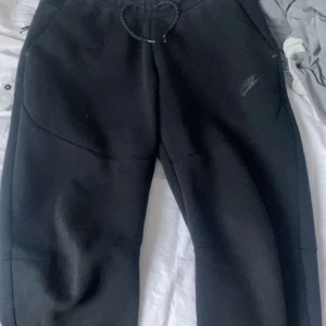 Tech fleece byxor - Svarta tech fleece byxor. Använda några gånger. Det ända slitet på dem är plasten på vänster snöre är borta.