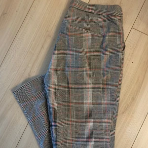 Kostymbyxor  - Eleganta kostymbyxor i randig mönster. 