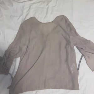Beige blus - Säljer en beige blus från Ginatricot. Blusen är nästan oanvänd och är i storlek 34. OBS: köparen står för frakten. (Annonsen finns ute på fler sidor.)