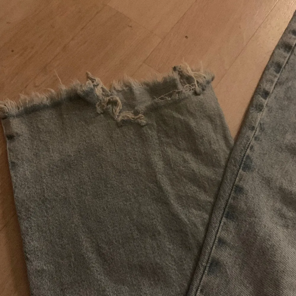 Jätte fina mid waisted Gina jeans i bootcut🫶🏻💕slitna ned till men inget som märks💖 Säljs för 150kr💗. Jeans & Byxor.