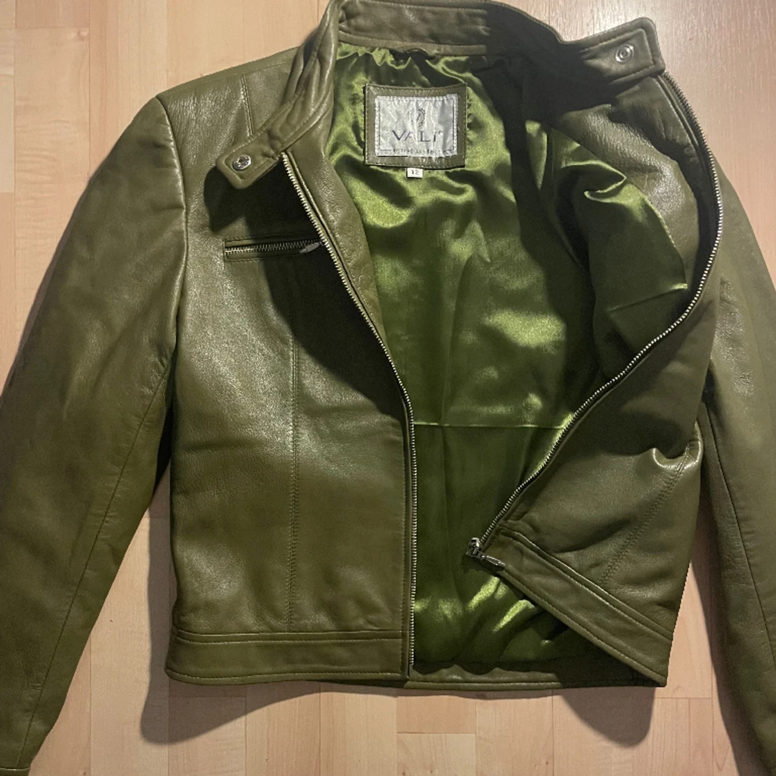 Olivgrön skinnjacka  - 90