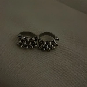 Edblad ring  - Hej säljer edblad ringar. En av dom är lite sönder så den kostar 200 kr och den andra som är som ny säljer jag för 250 