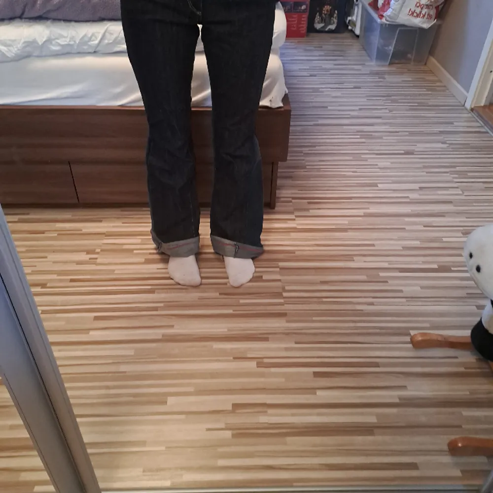 Snygga Lågmidjade byxor från miss sixty gar sytt i ett annat tyg längst ner då dom var skinny först💓. Jeans & Byxor.