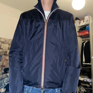 Moncler jacka - Säljer nu min moncler jacka i storlek:s den är i super bra skick utan någon skada, mitt pris:2199 original pris: 8000kr, vid någon fundering är det bara att skicka ett pm, den är självklart äkta.