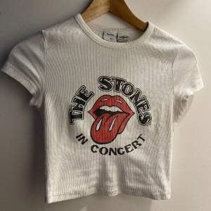 Cropped T shirt med Rolling Stones tryck.  Kund står för frakt (ca 20kr).  Priset kan diskuteras. 