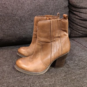 Skinnstövlar Wera  - Bruna skinnstövletter från Wera Stockholm, måttligt använda.  Klackarna är i perfekt skick. Stl.39 Hämtas i Hökarängen eller skickas mot portokostnad. 