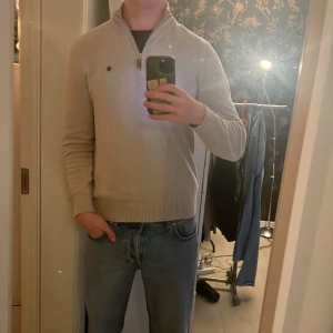 Morris halv zip - Ny skick inte använt den mycket alls. Säljer då jag tycker den är lite liten på mig. Funkar på M men även S Ny pris 1100 kr