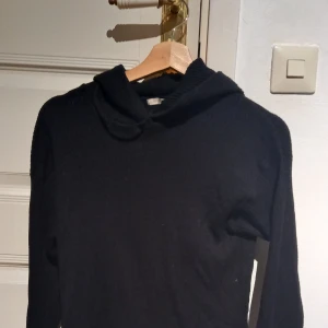 Srickad huddie  - Jätte skön stickad huddie. Perfekt nu till hösten/vintern.🤍🤎