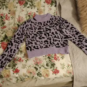 Leopard mönstrad stickad tröja från Monki. Inga defekter💞 super skönt material, köpte för 250kr. Pris kan diskuteras 